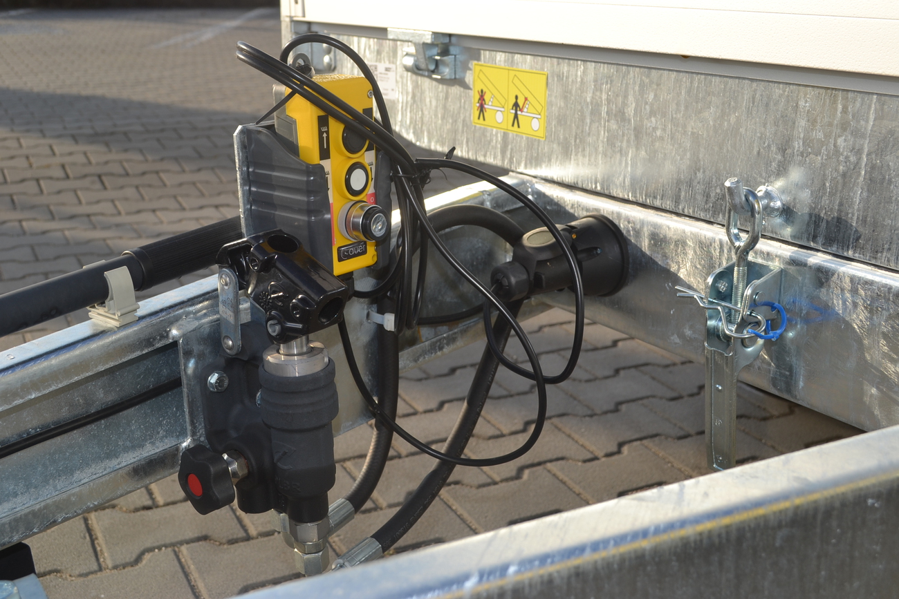 Pomocná ruční pumpa k elektrické hydraulice